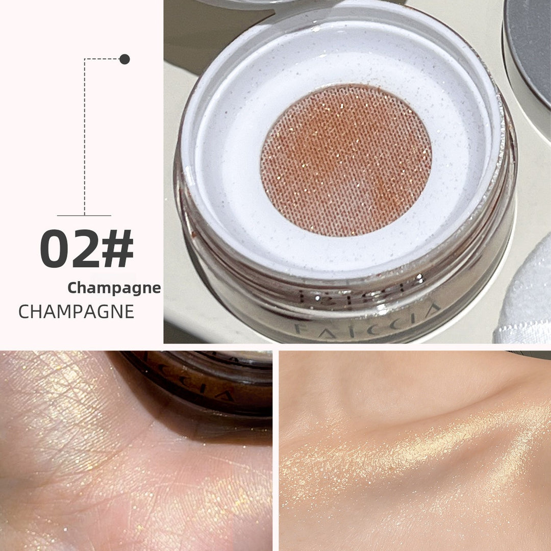 Highlighter powder with fine shimmer for a radiant, dewy complexion